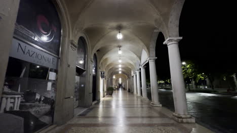 Caminando-Por-Tiendas-Y-Comercios-En-La-Ciudad-De-Bérgamo-En-Italia-Por-La-Noche