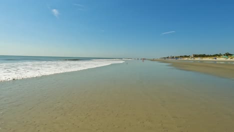 A-beautiful,-stunning,-sunny-summer's-day-at-the-beach-in-Hilton-Head-Island-in-South-Carolina,-USA