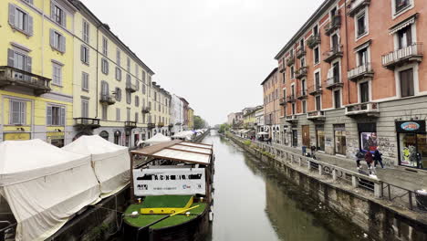 Boot-Auf-Dem-Kanal-Im-Navigli-Viertel-Von-Mailand