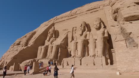 Handgehaltene-Aufnahme-Von-Touristen,-Die-Während-Der-Hauptzeiten-Den-Beeindruckenden-Abu-Simbel-Tempel-Bewundern