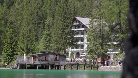 Am-Steg-Zum-Bootshaus-Am-Pragser-See-Am-Fuße-Der-Italienischen-Dolomiten-Bildet-Sich-Eine-Schlange