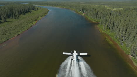 Atemberaubende-Luftaufnahme-Eines-Wasserflugzeugs,-Das-Vom-Flowers-River-In-Labrador,-Kanada,-Abhebt
