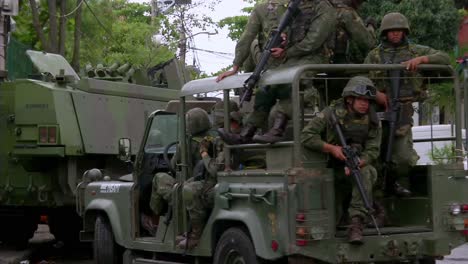 Militär-In-Gepanzerten-Wagen,-Die-Die-Polizei-Bei-Der-Eroberung-Einer-Favela-In-Rio-De-Janeiro-Unterstützen