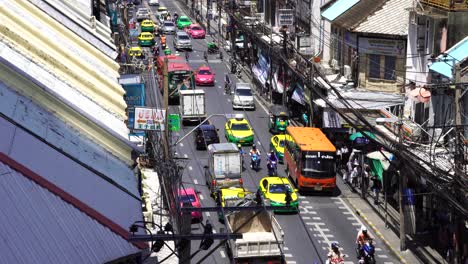 Mit-Blick-Auf-Die-Stark-Befahrene-Straße-Mit-Vorbeifahrendem-Verkehr-In-Bangkok