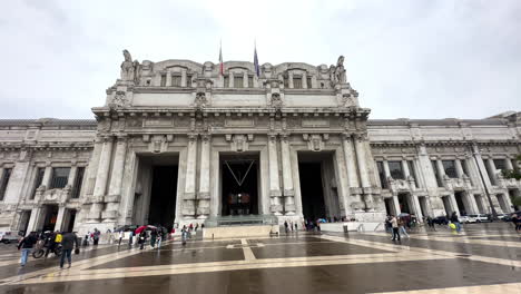 Panning-across-Milano-Centrale-train-station-building-exterior-in-Italy