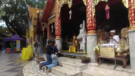 Weibliches-Asiatisches-Paar,-Das-Im-Thailändischen-Buddhistischen-Tempel-Betet