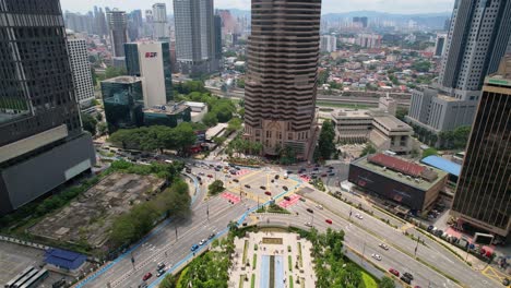 Plaza-Delantera-De-Las-Torres-Petronas-En-Kuala-Lumpur,-Malasia