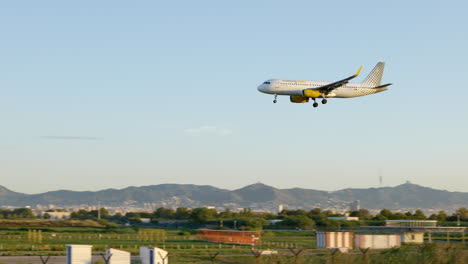 Avión-Vueling-Aterrizando-En-Barcelona-En-Una-Hermosa-Mañana-De-Amanecer