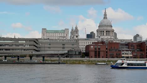 Tourist-Boat-Going-Past-St-Pauls-And-The-City-Of-London-School,-London,-UNited-Kingdom
