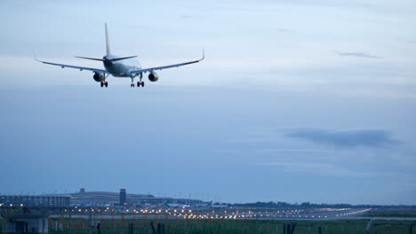 Vueling-Flugzeuge-In-Zeitlupe-Landen-Am-Flughafen-Barcelona-Gegen-Die-Skyline-Der-Blauen-Stunde-Des-Sonnenuntergangs