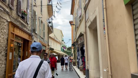 Turistas-En-Las-Bulliciosas-Calles-Estrechas-De-La-Ciudad-De-Antibes-En-Francia