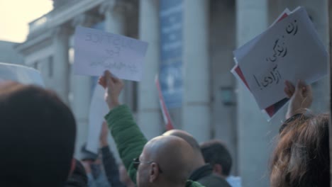 Personas-Con-Carteles-De-Protesta-Contra-El-Opresivo-Régimen-Iraní-En-Dublín-Irlanda