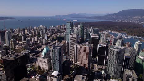 Vista-Aérea-Alrededor-De-Rascacielos-En-El-Distrito-Financiero-De-Vancouver,-Soleado,-Día-De-Otoño-En-Bc,-Canadá---Dando-Vueltas,-Tiro-De-Drones