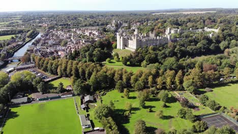 Rising-panoramic-drone-shot-of-the-Castle-in-Arundel,-Kent,-UK