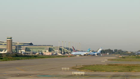 Manchester-City-Air-Avión-Entrando-En-La-Terminal-Del-Aeropuerto-De-Barcelona-Al-Amanecer.