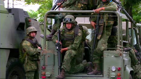 Militär-Unterstützt-Die-Polizei-Beim-Einmarsch-In-Eine-Favela