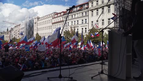 Político-Hablando-A-La-Multitud-Aplaudiendo-En-Manifestación-En-Praga