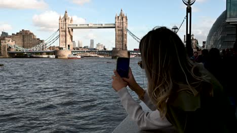 Capturing-a-picture-of-Tower-Bridge,-London,-United-Kingdom