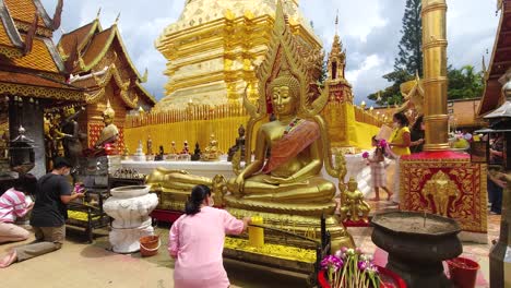 Fieles-En-El-Hermoso-Templo-Budista-En-Chiang-Mai-Tailandia