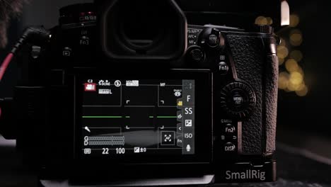Der-Kameramann-Schwenkt-Langsam-Die-Voll-Ausgestattete-Panasonic-G9-Kinokamera