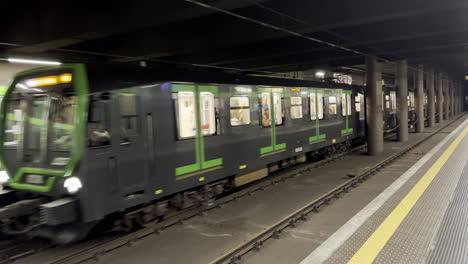 U-Bahn-U-Bahn,-Die-Am-Bahnsteig-Ankommt