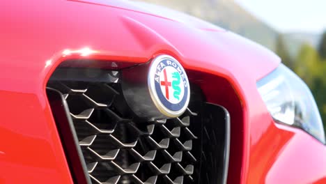 Alfa-Romeo-Logo-Auf-Der-Vorderseite-Des-Autos