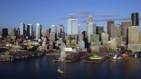 Seattle-Waterfront-Piers-Und-Sonnenbeschienene-Wolkenkratzer-In-Der-Innenstadt---Endaufnahme-Aus-Der-Luft