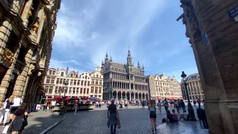 Caminando-A-La-Gran-Plaza-Con-Turistas-Rodeados-De-Ayuntamientos-En-Bruselas,-Bélgica