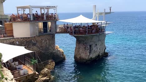 Berühmtes-Mediterranes-Restaurant-An-Den-Klippen-Von-Le-Plongeoir-In-Nizza,-Frankreich