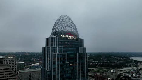 Aerial-view-away-from-the-Great-American-tower-in-gloomy-Cincinnati,-USA---pull-back,-drone-shot