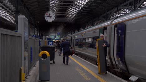 El-Personal-Ayuda-A-Un-Hombre-En-Su-Silla-De-Ruedas-A-Salir-En-Tren-Por-Una-Rampa-Portátil-En-La-Estación-De-Tren-Dublin-Heuston-En-Dublin,-Irlanda