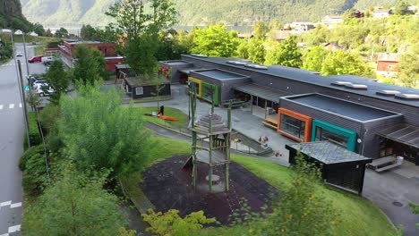 Kindertagesstätte-In-Stanghelle,-Norwegen---Luftbild,-Das-Die-Gebäudehülle-Zeigt