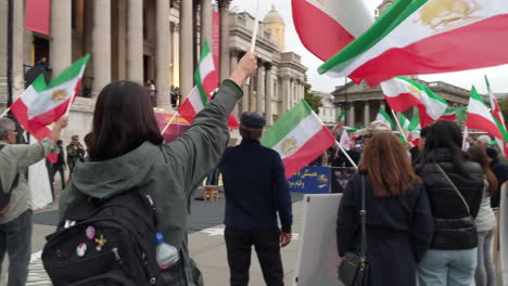 Demonstranten-Versammeln-Sich-Auf-Den-Stufen-Der-Nationalgalerie-Am-Trafalgar-Square-In-London,-Um-Gegen-Die-Iranische-Regierung-Nach-Dem-Tod-Von-Mahsa-Amini-Im-Oktober-2022-Zu-Protestieren