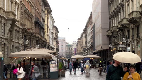 Gente-Caminando-En-Una-Linda-Y-Pintoresca-Calle-En-Milán-Con-Tiendas-Y-Cafés