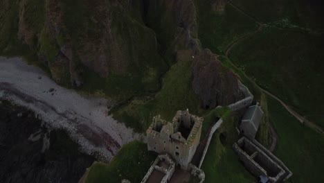 Dunnottar-Castle-Und-Valley,-Eingefangen-Von-Einer-Drohne-Aus-Dem-Meer