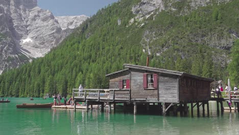 Dies-Ist-Das-Berühmte-Und-Zeitweise-Sehr-Belebte-Bootshaus-Am-Pragser-Wildsee-In-Den-Dolomiten