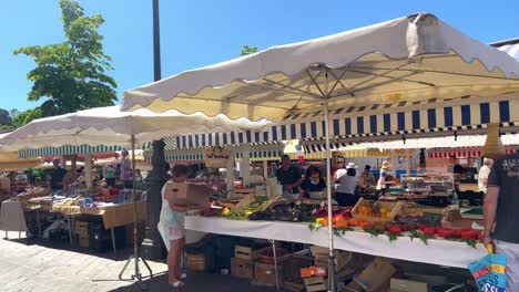Obsthändler-Auf-Dem-Blumenmarkt-Cours-Saleya-In-Nizza,-Frankreich