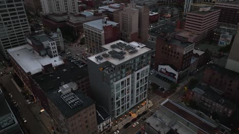 Luftaufnahme-Rund-Um-Das-Blonde-Apartment-gebäude-In-Der-Innenstadt-Von-Cincinnati,-Usa
