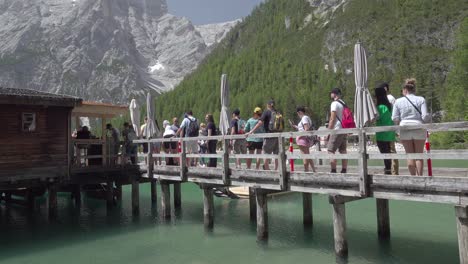 Menschen-Schlange-Auf-Der-Fußgängerbrücke-Am-Bootshaus-Am-Pragser-Wildsee-In-Den-Italienischen-Dolomiten