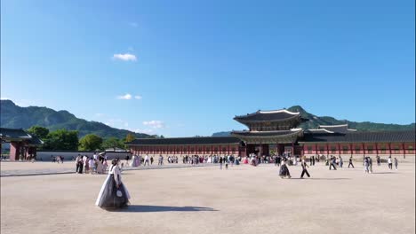 Korea-time-lapse-Gyeongbokgung-palace-in-Seoul-at-busy-sacred-sightseeing-landmark