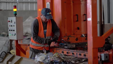 Ein-Arbeiter-Auf-Einem-Kompaktierer,-Der-Müll-Für-Die-Entsorgung-In-Einer-Abfallverarbeitungsanlage-Vorbereitet