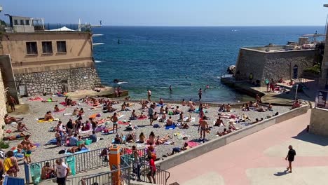 Strandbesucher-Schwimmen-Und-Sonnenbaden-Am-Plage-Des-Bains-Military-In-Nizza,-Frankreich