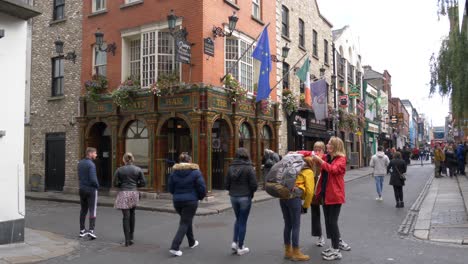 Gente-A-Lo-Largo-De-La-Famosa-Calle-Temple-Bar-Para-Tomar-Una-Pinta-De-Guinness-En-La-Ciudad-De-Dublín,-Irlanda