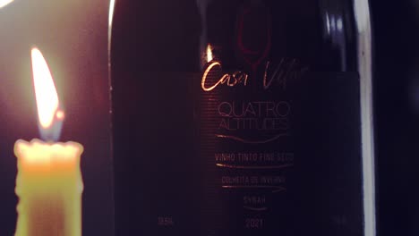 Junger-Brasilianischer-Wein,-Der-Das-Etikett-Erstrahlt,-Beleuchtet-Von-Einer-Kerze,-In-Einem-Sehr-Intimen-Konzept-Von-Luxus