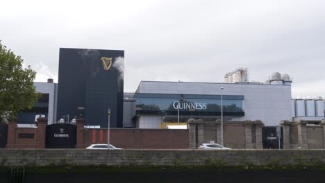 Cervecería-Guinness-Diageo-En-El-Muelle-Victoria-A-Lo-Largo-Del-Río-Liffey-En-Las-Libertades,-Dublín,-Irlanda