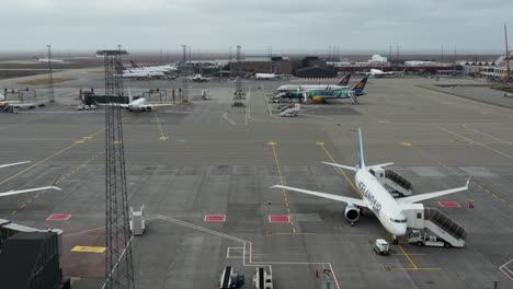 Aeródromo-De-Keflavik-Con-Aviones-Boeing-De-Icelandair-Estacionados-En-Un-Gran-Asfalto-De-Hormigón