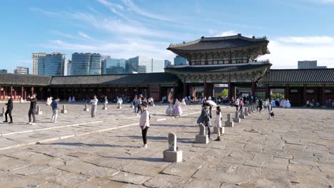 Turistas-En-El-Palacio-Gyeongbokgung,-Seúl-Time-Lapse-Ocupado-Hito-Del-Templo-Sagrado-Coreano