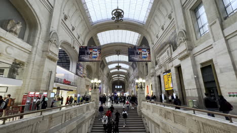 Gran-Angular-Que-Establece-La-Estación-De-Tren-Milano-Centrale-En-Italia