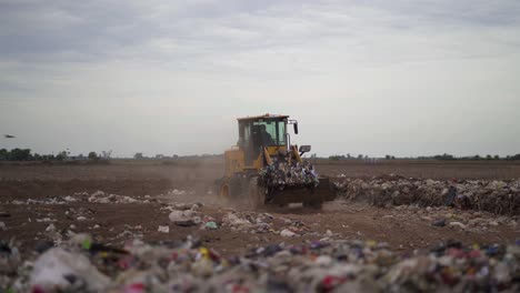 Ein-Bulldozer-Entsorgt-Nicht-Recycelbare-Abfälle-Auf-Einer-Mülldeponie