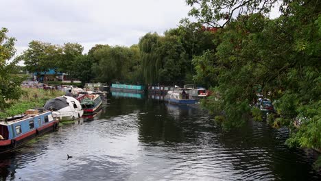 Narrow-boat-on-the-River-Lea,-London